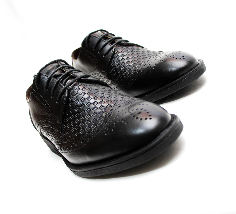 CHAUSSURE EMBOUTS D'AILE EN CUIR NOIR